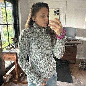 Lightly worn comfy sweater!